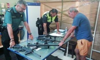 La Policía Local inspecciona las armas de los establecimientos de tiro de la feria
