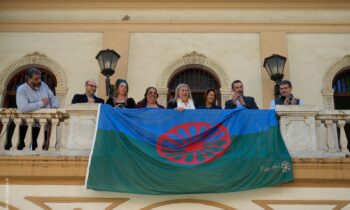 Celebrado el Día del Gitano Andaluz con un despliegue de bandera en el Museo Cruz Herrera