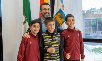 El alcalde recibe a los tres futbolistas alevines linenses convocados por la selección provincial para el campeonato de Andalucía