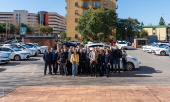 La cooperativa de taxistas presenta al alcalde su flota de vehículos híbridos que ya asciende al 70 por ciento de las unidades