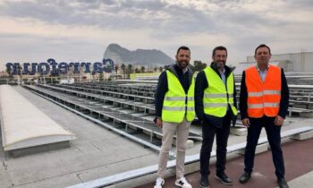El alcalde conoce la instalación fotovoltaica instalada por Carrefour para su autoconsumo eléctrico