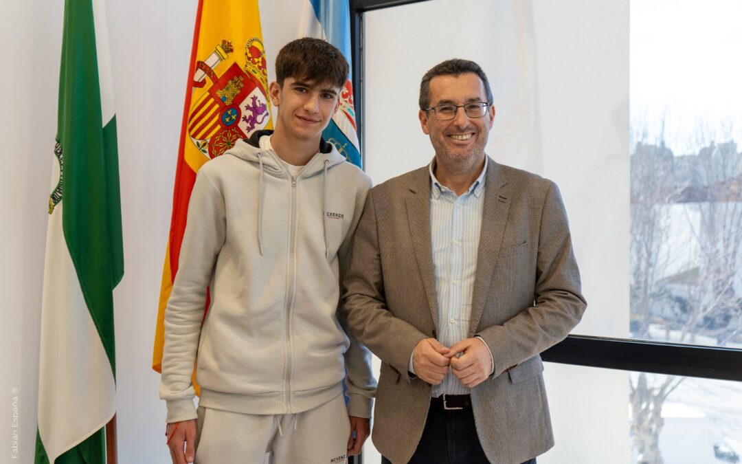 El alcalde recibe a Daniel Junco, futbolista cadete de la selección provincial