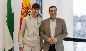 El alcalde recibe a Daniel Junco, futbolista cadete de la selección provincial