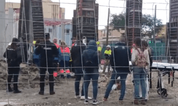 Los bomberos liberan a un trabajador que había quedado atrapado en la obra frente a la Policia Nacional