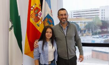 La estudiante, Daniela Martín, recibida por el alcalde al conseguir el primer premio en la XI Olimpiada Filosófica de Andalucía