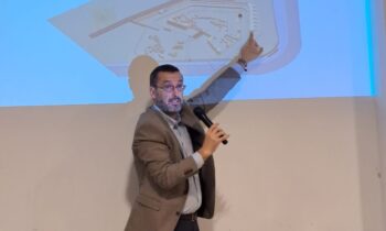 El alcalde expone los proyectos de regeneración del parque Princesa Sofía, Torre Nueva y el Fuerte en las jornadas que el Instituto de Transición Justa ha celebrado en Los Barrios