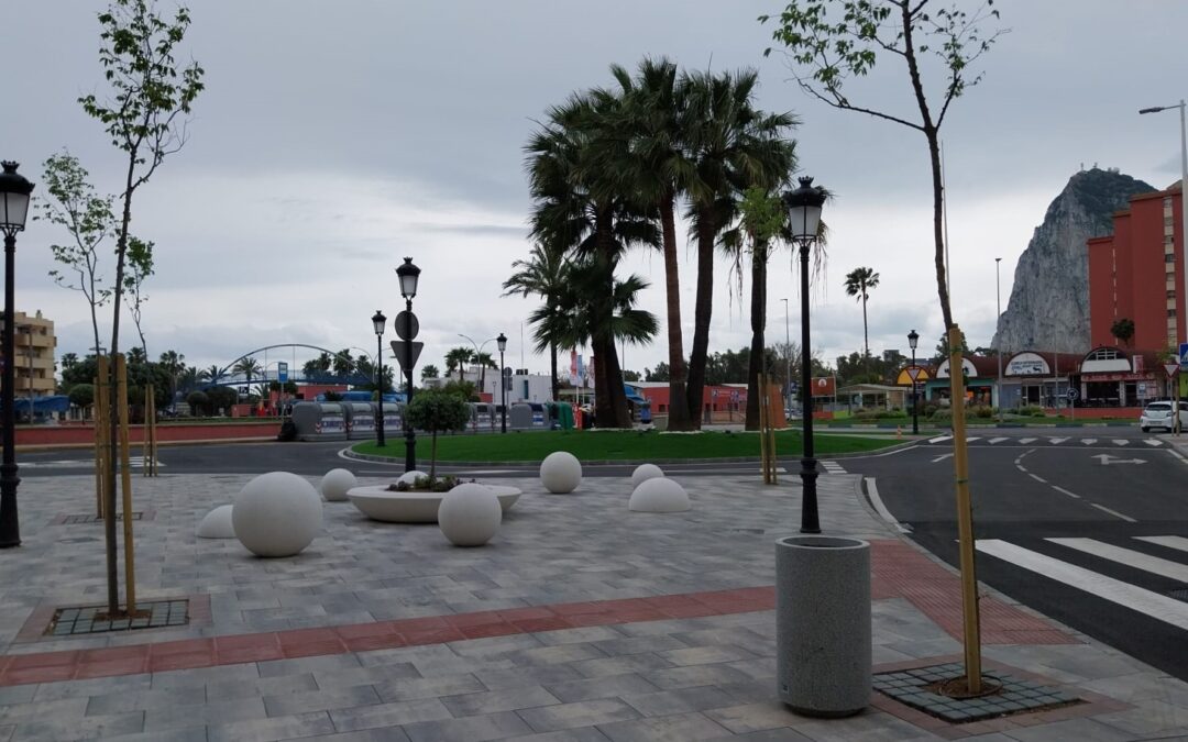 Instalado nuevo mobiliario urbano en la avenida de España