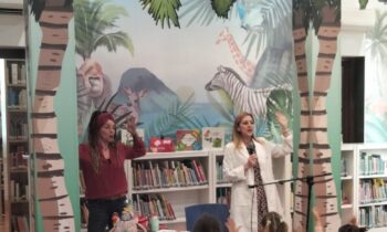 El colegio Montessori de Sotogrande conoce la sala infantil de la Biblioteca Municipal y el Museo Cruz Herrera