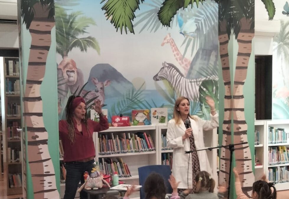 El colegio Montessori de Sotogrande conoce la sala infantil de la Biblioteca Municipal y el Museo Cruz Herrera