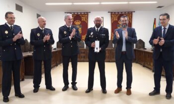 El alcalde reconoce la labor de Paco Rico tras su jubilación como agente de la Policía Local