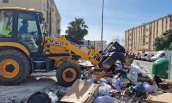 Limpieza y Mantenimiento Urbano colaboran con el uso de maquinaria pesada para la retirada de basuras y vertidos incontrolados en la calle Virgen de Los Milagros