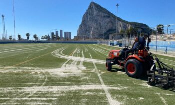 Deportes ejecuta actuaciones de mantenimiento en instalaciones municipales con la dotación de 24 toneladas de arena para el campo José Puyol