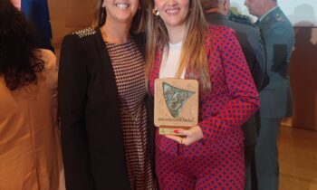 Zuleica Molina felicita a Begoña Arana que esta mañana ha recibido en Cádiz uno de los premios Andalucía+Social