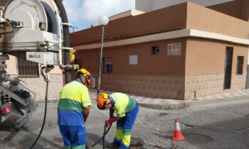 Una avería grave en la red de abastecimiento en calle Estepa se resolvió a medianoche con el restablecimiento del suministro para un gran número de vecinos