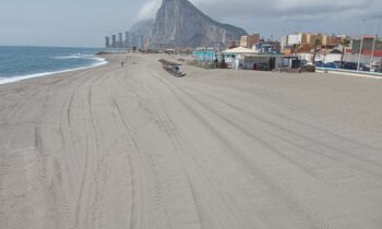 Playas ubica seis zonas de sombra en las zonas de litoral para personas con movilidad reducida e incrementa el número de pasarelas