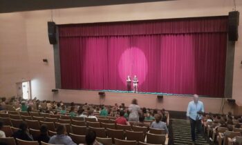 Escolares de la ciudad asisten a la obra teatral ¡A por Todas! protagonizada por usuarios de Fegadi
