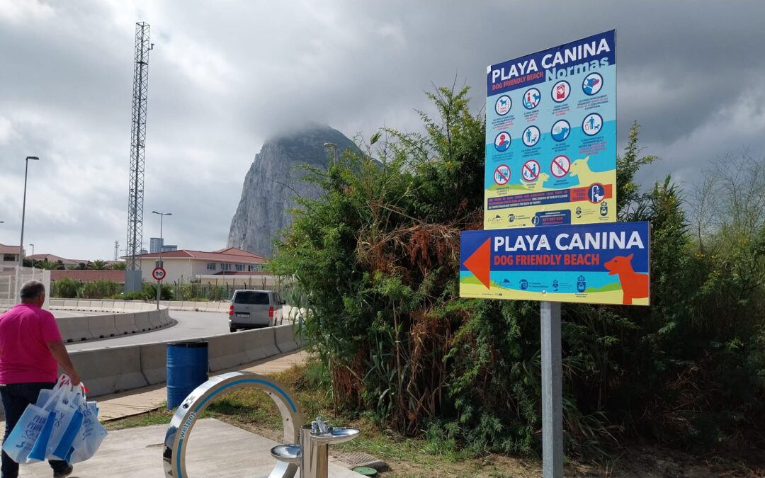 Playas recuerda a los propietarios de perros que permanecen abiertas las playas caninas de Santa Clara y Los Manolos