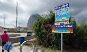 Playas recuerda a los propietarios de perros que permanecen abiertas las playas caninas de Santa Clara y Los Manolos