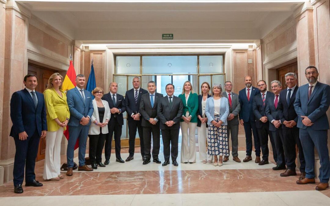 El alcalde se muestra esperanzado en que las negociaciones del Brexit alcancen “un acuerdo sensato y razonable” para La Línea