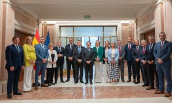 El alcalde se muestra esperanzado en que las negociaciones del Brexit alcancen “un acuerdo sensato y razonable” para La Línea