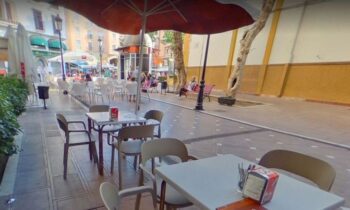 El Ayuntamiento solicita a los hosteleros del centro que el jueves atrasen el montaje de terrazas debido a la campaña de desinsectación