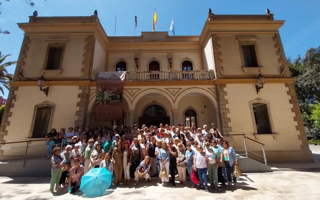 Turismo acompaña en un recorrido por el municipio a un centenar de mujeres procedentes de Arahal