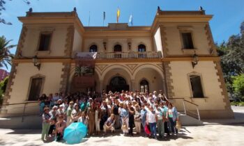Turismo acompaña en un recorrido por el municipio a un centenar de mujeres procedentes de Arahal