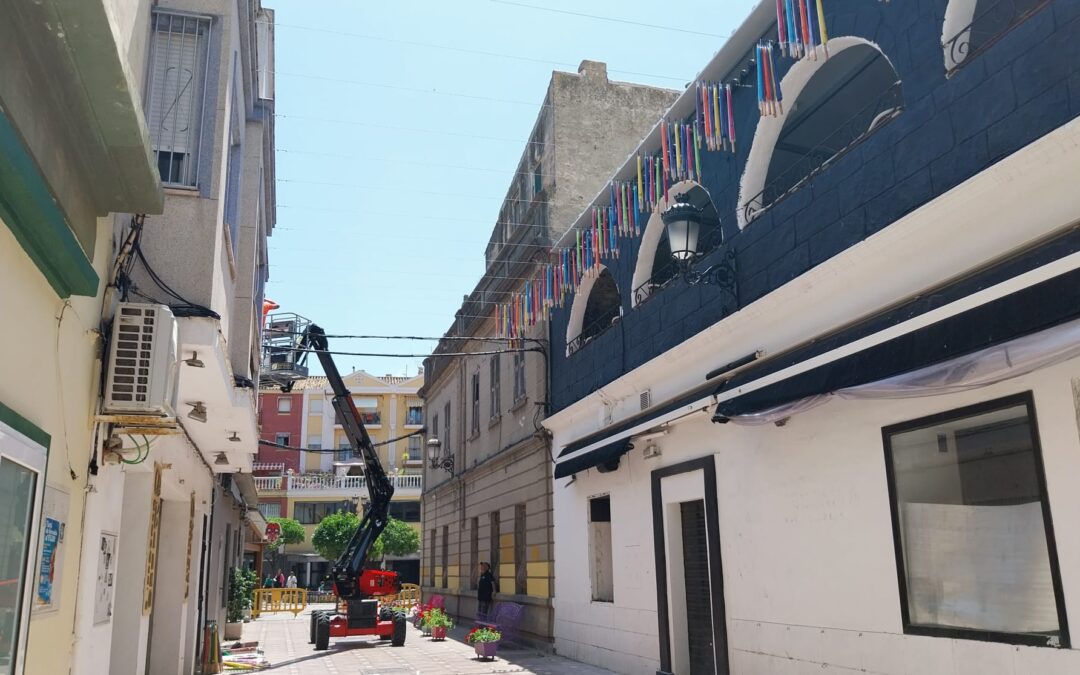 Turismo comienza la instalación de paraguas en la calle Cadalso
