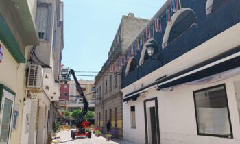 Turismo comienza la instalación de paraguas en la calle Cadalso