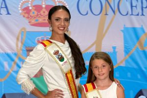 El alcalde y la concejal de Fiestas felicitan a las reinas juvenil e infantil de la Velada y Fiestas, Malena y Cayetana