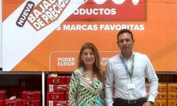 La concejal de Fiestas agradece la colaboración de Carrefour y Socibus con entrega de caramelos y auriculares durante la cabalgata de feria
