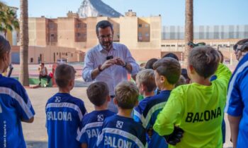 El alcalde visitó el campus de fútbol que la Real Balompédica Linense desarrolla en el colegio San Juan Bosco