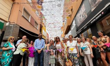 Inaugurada oficialmente “la calle de los mandalas” con 860 piezas de croché