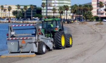 Playas realiza labores de limpieza y cribado de arena en las zonas de baño
