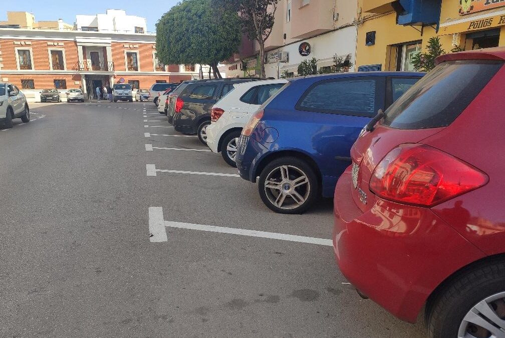 ¿ Puede un peatón guardar un sitio para aparcar el coche otra persona?