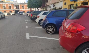¿ Puede un peatón guardar un sitio para aparcar el coche otra persona?