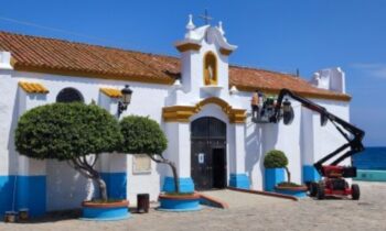 ¿Queremos saber por que  la parroquia del Carmen de La Atunara se va pintar con el color albero en vez celeste?