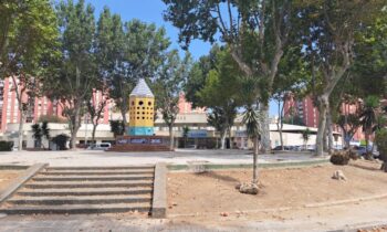 Parques y Jardines adecenta el entorno de la Plaza Europa con desbroce y limpieza en todo su entorno