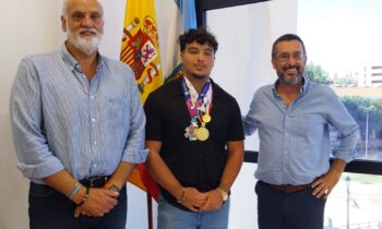 El alcalde recibe a Joel Aragoneses, joven linense que ha alcanzado el título de campeón del mundo de powerlifting