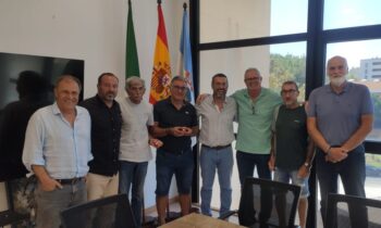 El alcalde se reúne con representantes de Averbal y distingue a dos jugadores emblemáticos de la Balona, Torremocha y Manolo Mesa