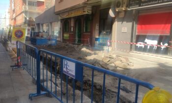 Iniciados trabajos de mejora del saneamiento y alcantarillado en la calle Granada