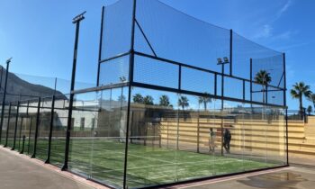 El Ayuntamiento adjudica el contrato para incorporar acristalamiento a tres pistas de pádel y sustituir los pavimentos por césped artificial