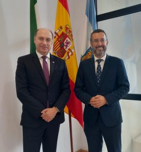 El alcalde recibe la visita del embajador de Moldavia en España para interesarse por la situación de La Línea ante el Brexit