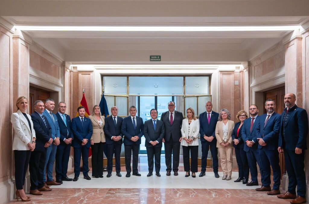 Albares traslada a los alcaldes “que se continúa negociando” al existir aún asuntos que cerrar para el Acuerdo Brexit
