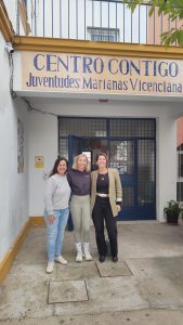 Feathers Fitness Sotogrande visita el Centro Contigo y hace entrega al equipo coordinador de una donación de 1.000 euros