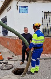 Mantenimiento Urbano supervisa los trabajos de limpieza de imbornales y redes de pluviales para evitar incidencias ante las alertas