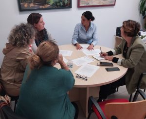Servicios Sociales y Educación abordan con la Flampa las dificultades de estudiantes linenses para trasladarse a Algeciras en autobús