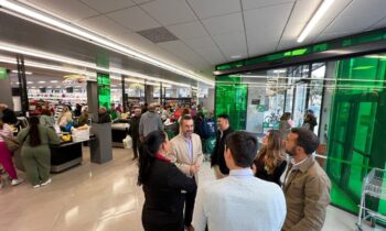 El alcalde visitó el nuevo establecimiento abierto por Mercadona en la avenida María Auxiliadora